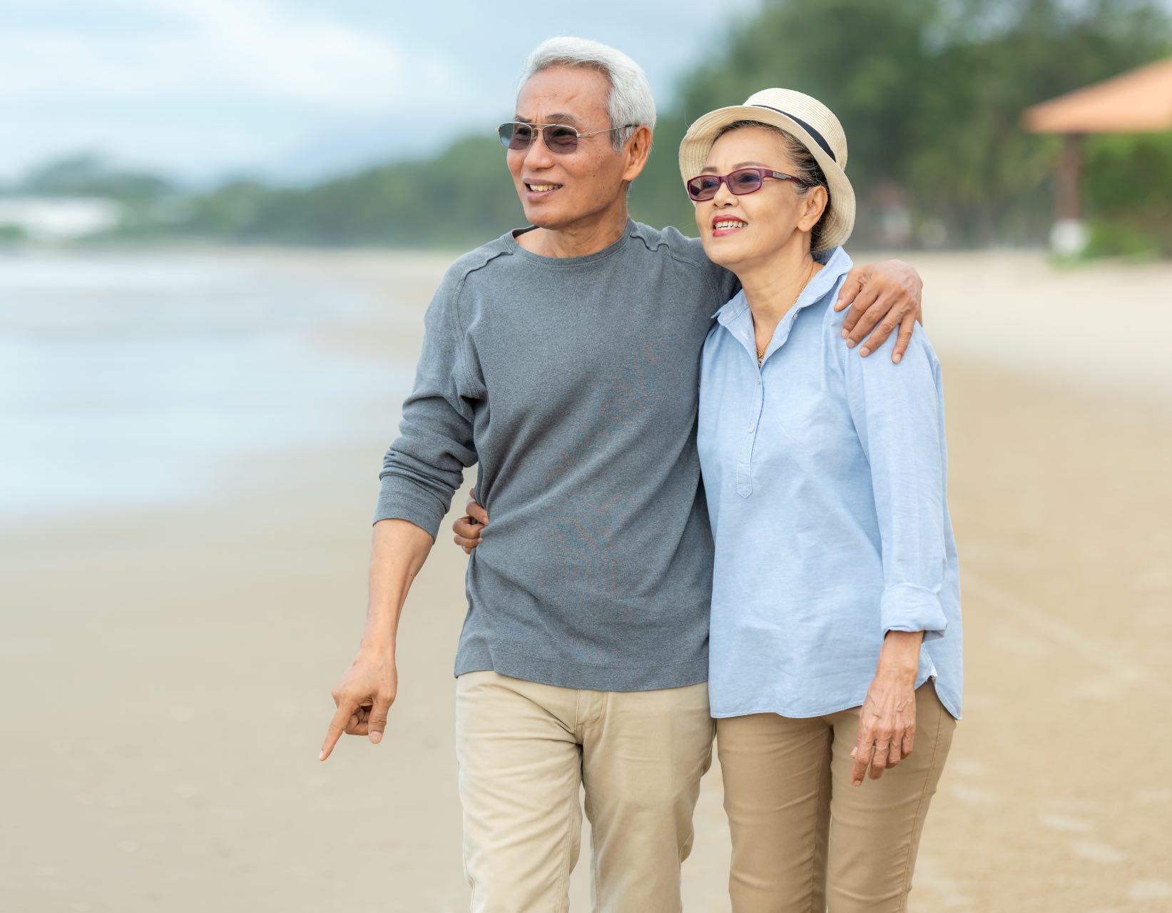 This couple enjoys an evening walk on the beach as their daily exercise to help reduce chronic pain with Chronic Care of Richmond.